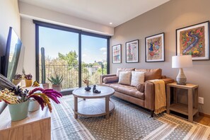 Departamento urbano, vista a la ciudad | Área de sala de estar | Televisión LED de 52 pulgadas con canales por cable y televisión 