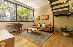 Departamento exclusivo | Área de sala de estar | Televisión LED de 52 pulgadas con canales por cable y televisión 