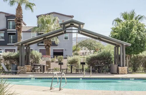 Sports fans & Foodies King with Balcony, Queen, pool minutes to Golf & Airport 