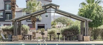 Sports fans & Foodies King with Balcony, Queen, pool minutes to Golf & Airport 