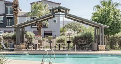 Sports fans & Foodies King with Balcony, Queen, pool minutes to Golf & Airport