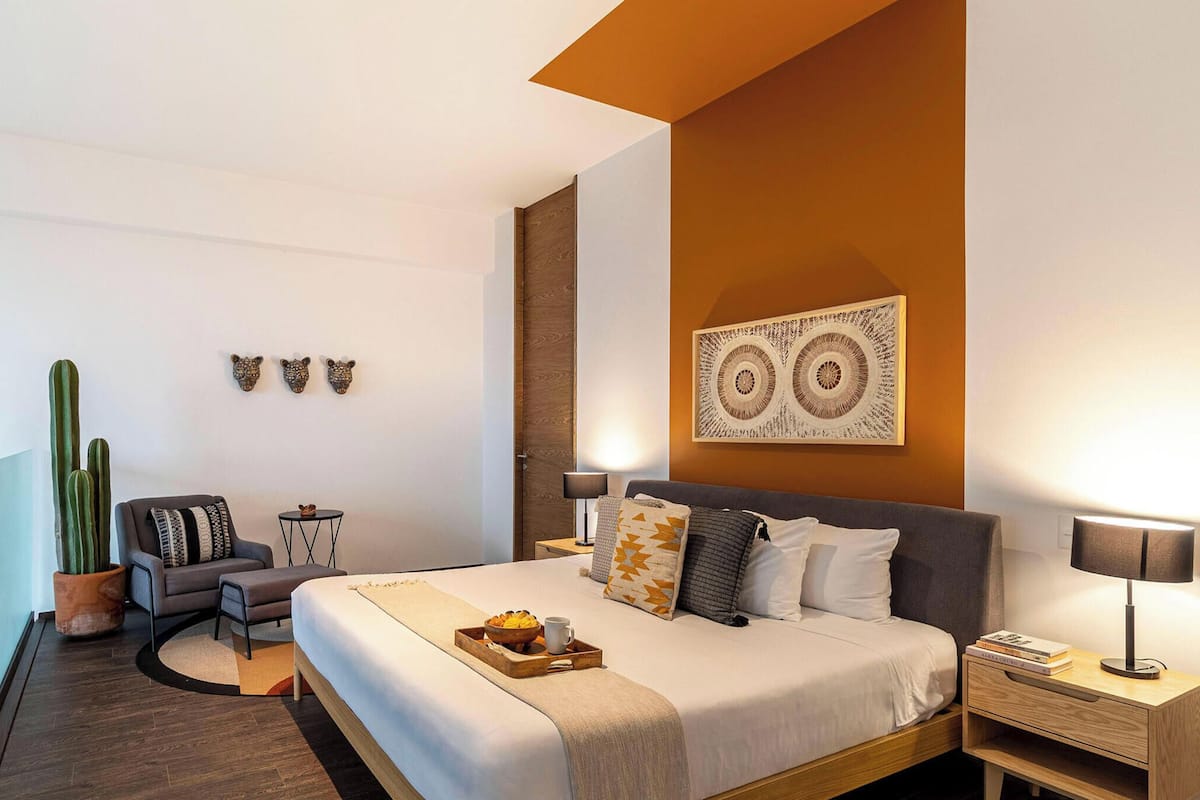 Deluxe Apartment | Hypo-allergenic bedding, in-room safe, individually decorated