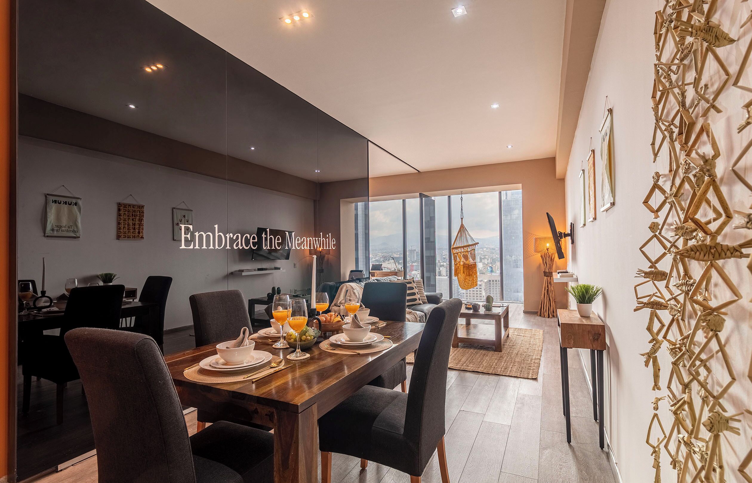 Departamento clásico | Área de sala de estar | Televisión LED de 50 pulgadas con canales por cable y televisión 