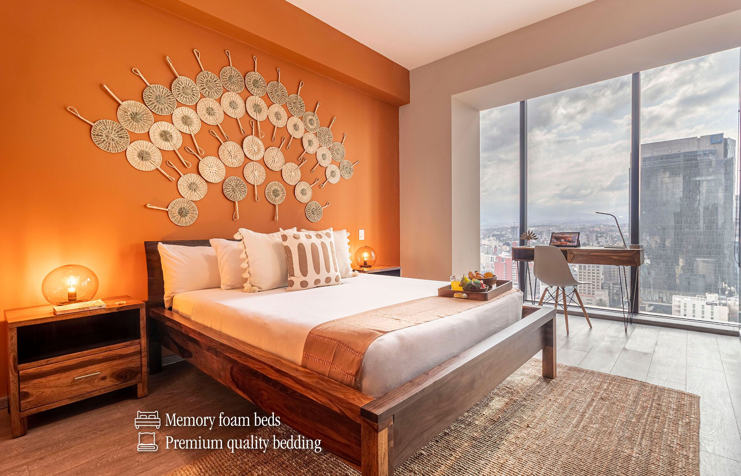 Ropa de cama hipoalergénica y caja de seguridad en la habitación 