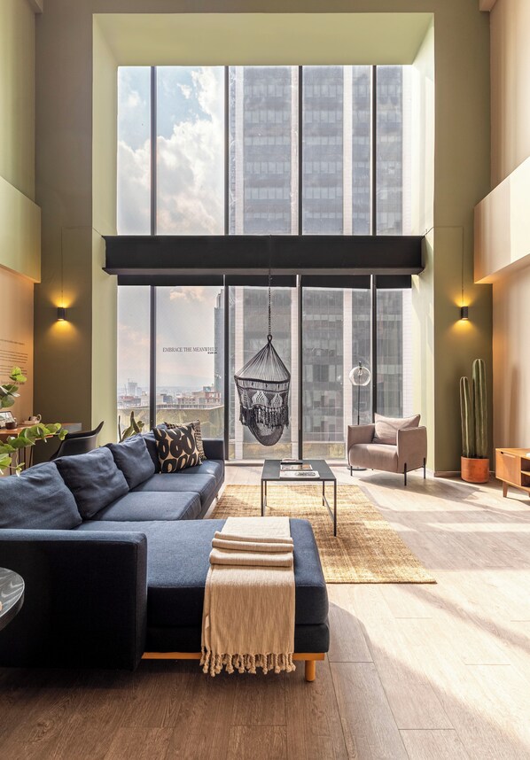 デラックス アパートメント | リビング エリア | 50 インチのLED テレビ (ケーブル放送視聴可)、テレビ、床暖房