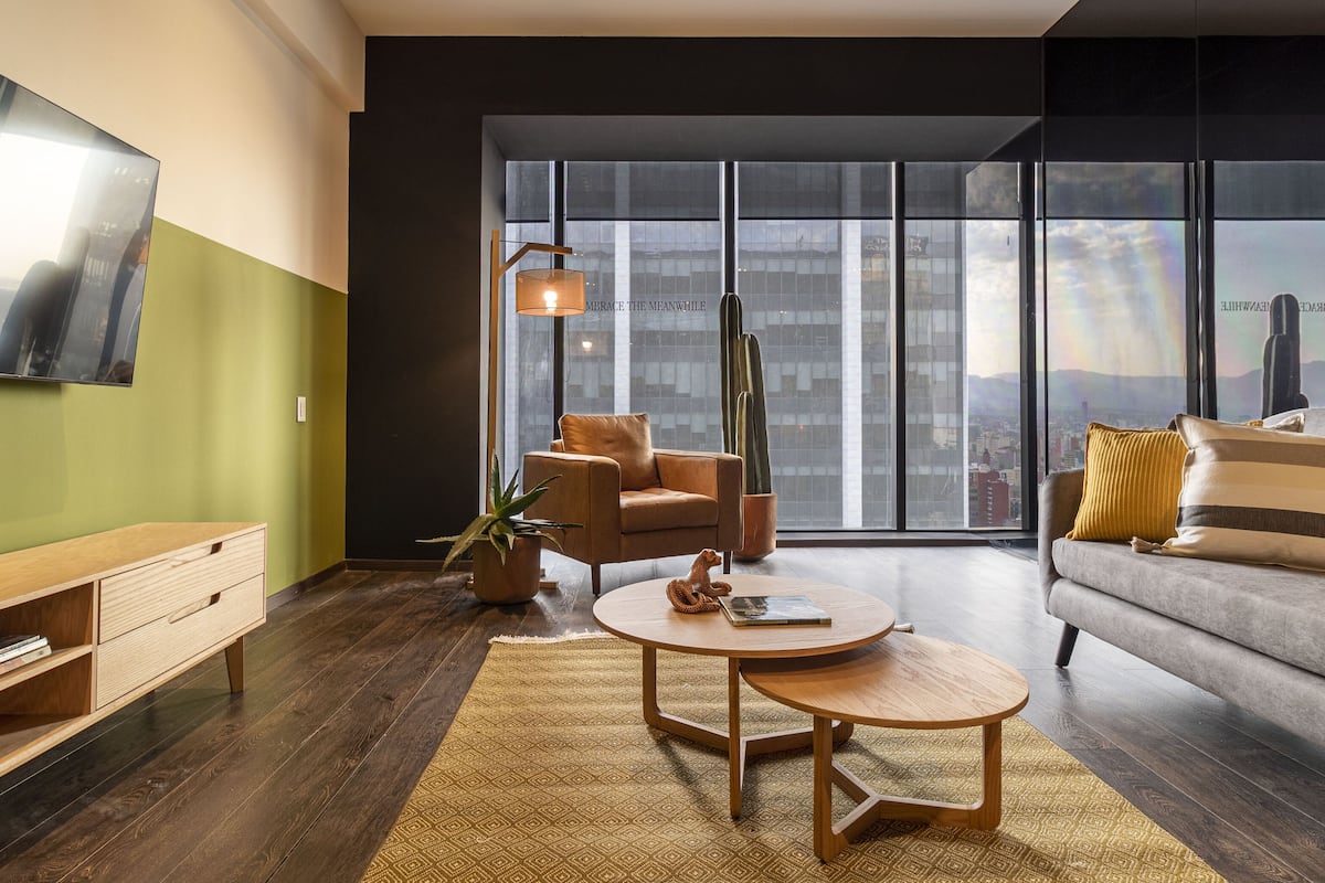 Departamento clásico, 2 habitaciones | Área de sala de estar | Televisión LED de 50 pulgadas con canales por cable y televisión