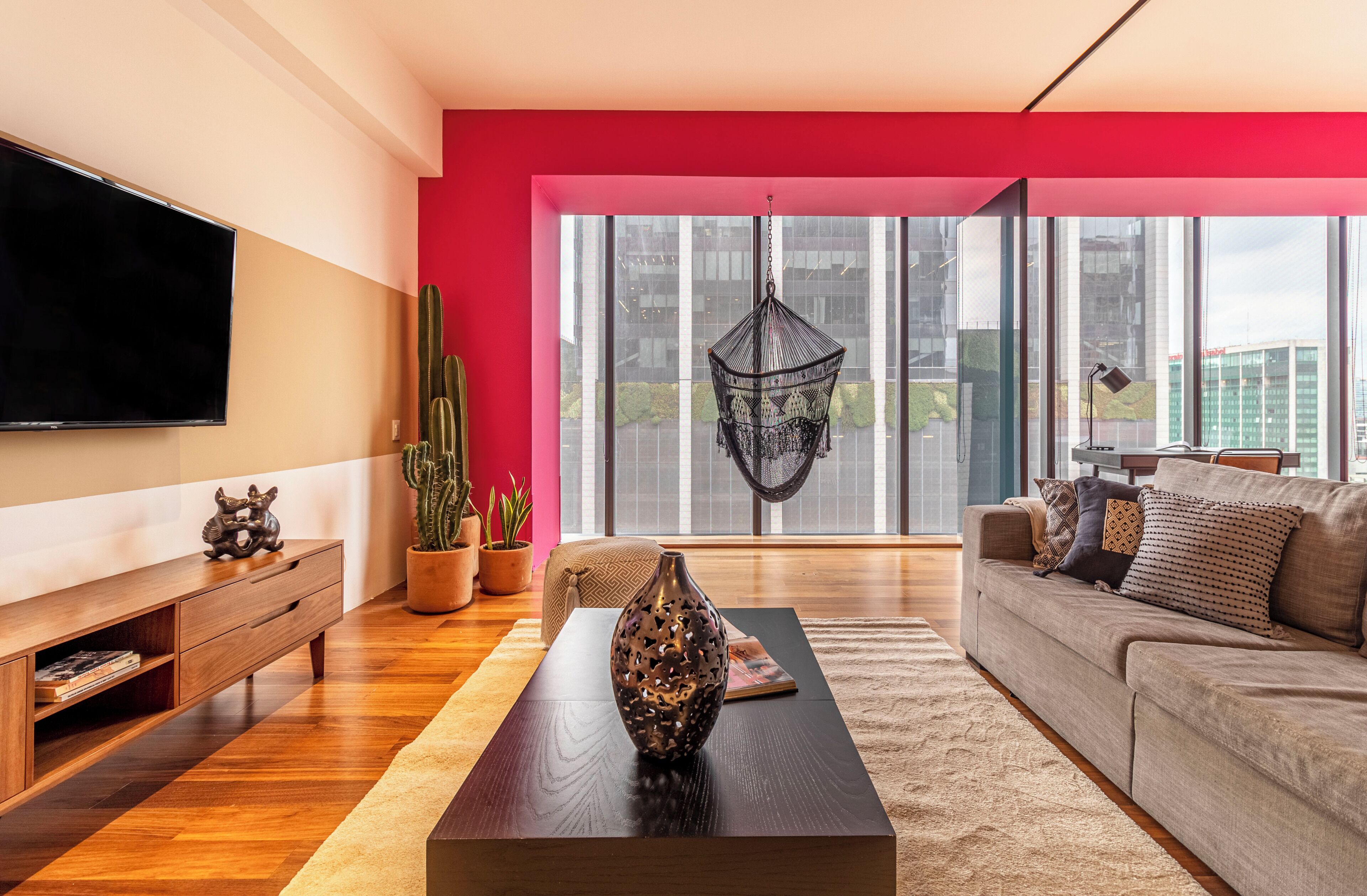 Departamento clásico, 2 habitaciones | Área de sala de estar | Televisión LED de 50 pulgadas con canales por cable y televisión 