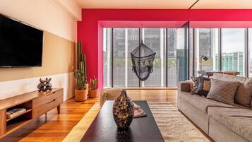 Departamento clásico, 2 habitaciones | Área de sala de estar | Televisión LED de 50 pulgadas con canales por cable y televisión