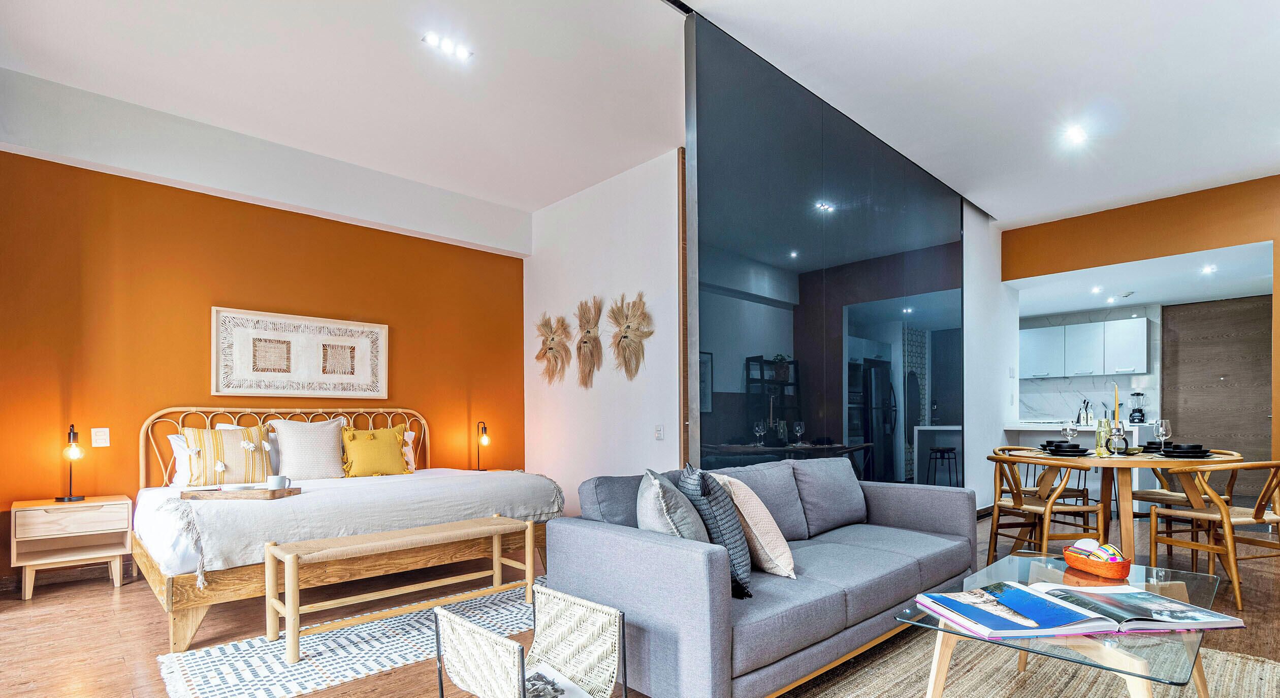 Comfort-Apartment | Allergikerbettwaren, Zimmersafe, individuell dekoriert