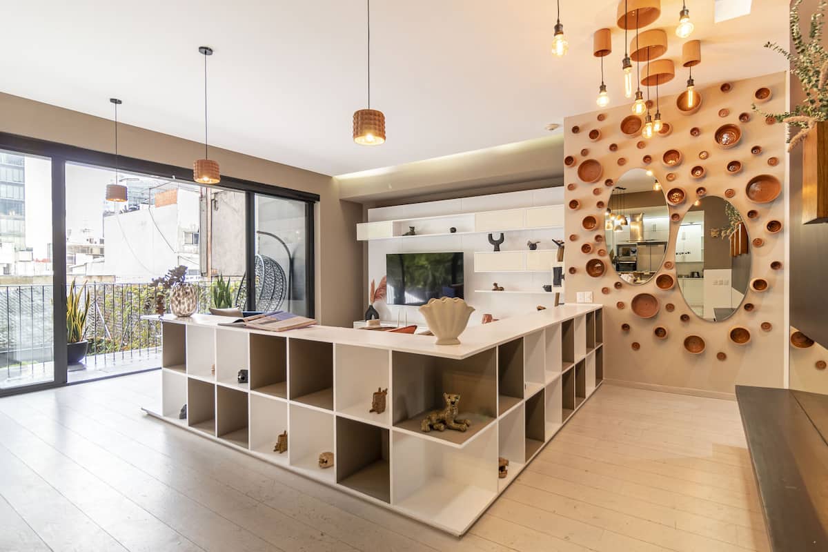 Departamento superior | Área de sala de estar | Televisión LED de 50 pulgadas con canales por cable y televisión