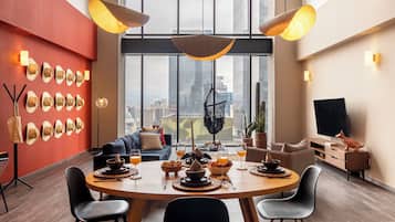 Leilighet – deluxe | Oppholdsområde | En 50-tommers LED-TV med kabel-kanaler samt TV og oppvarmet gulv