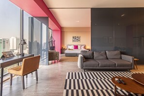 传统公寓, 2 间卧室 | 起居区 | 50-英寸LED 电视（配备有线频道）、电视、加热地板