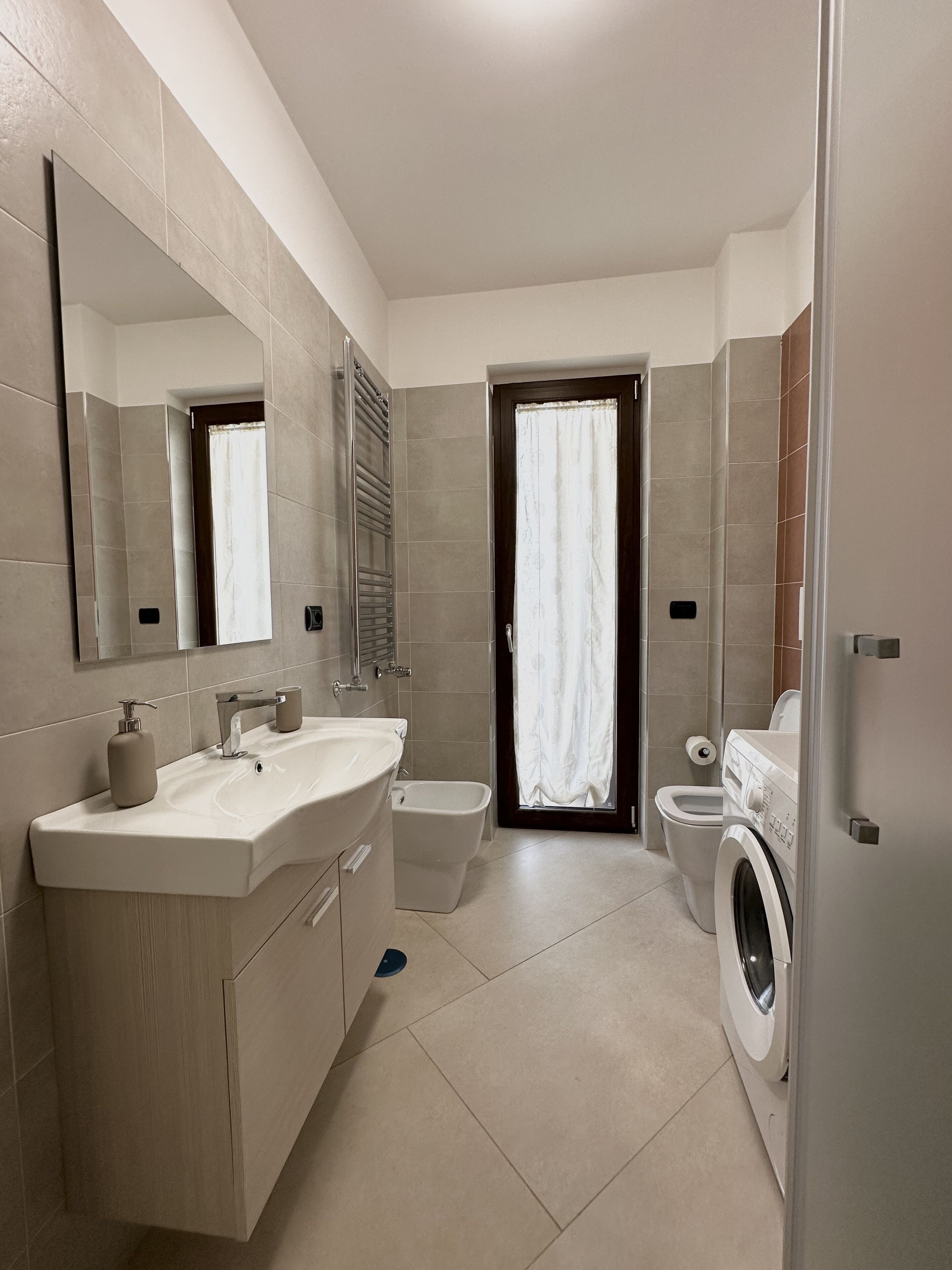 Douche, sèche-cheveux, bidet, serviettes fournies