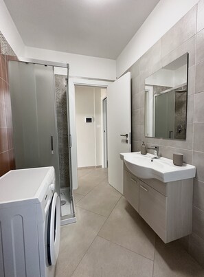 Doccia, asciugacapelli, bidet, asciugamani