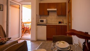 Dining - Apartments Torina - One Bedroom Apartment with Balcony and Sea View (Pasman)