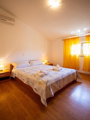 1 bedroom, iron/ironing board, internet, bed sheets
