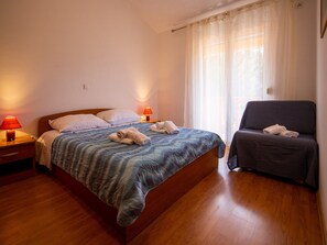 1 chambre, fer et planche à repasser, accès Internet, draps fournis