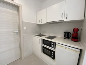 Refrigerador, microondas, horno y cafetera y tetera