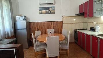Een koelkast, een magnetron, een oven, een kookplaat