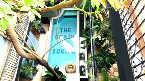 A vertical view of a building with a sign reading "THE BEACH BORICAY". - Arias Room Nº 5 (Ciudad de Panamá)