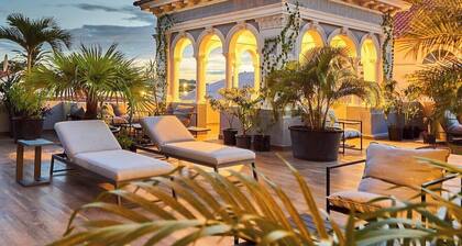 AMAZING Location with Pool and Rooftop A13