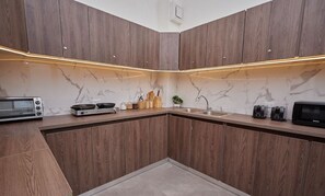 Refrigerador, microondas, horno, cafetera/tetera