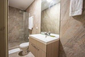 Bathroom - AMAZING location with pool and rooftop A2 (Ciudad de Panamá)