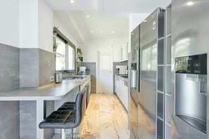 Horno, lavavajillas, freezer, mesa de comedor