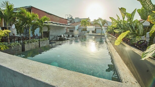 A rooftop pool area with clear water, surrounded by concrete walls and potted plants. - Design Pool and 180º Rooftop N3 (Ciudad de Panamá)