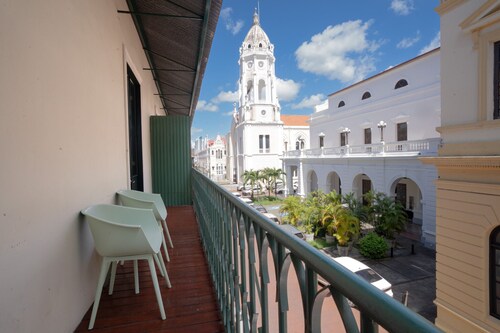 POOL 3 bedrooms and views to National Theater D3