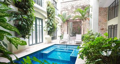 POOL 3 bedrooms and views to National Theater D3