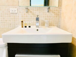 Een douche, een haardroger, handdoeken