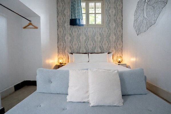 Tabla de planchar con plancha, wifi gratis y ropa de cama 