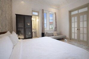 Tabla de planchar con plancha, wifi gratis y ropa de cama 