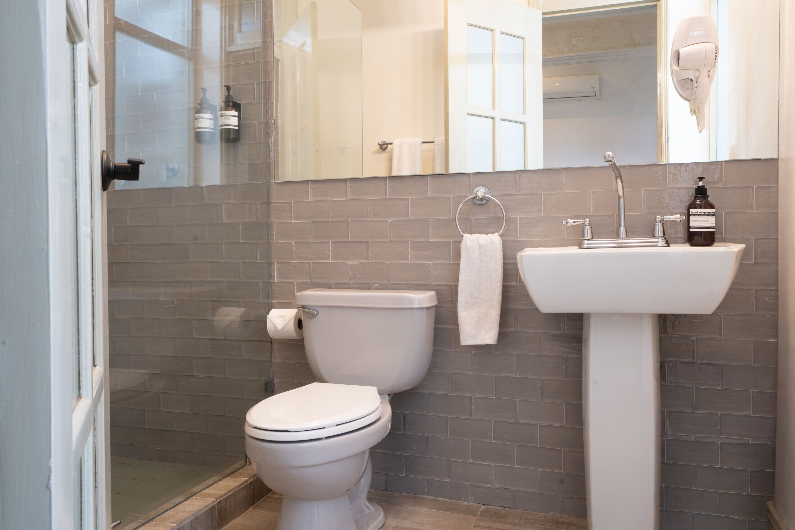 Dusche, Haartrockner, Handtücher