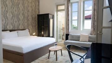 Tabla de planchar con plancha, wifi gratis y ropa de cama