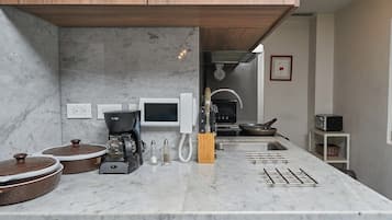Kylskåp, mikrovågsugn, ugn och diskmaskin