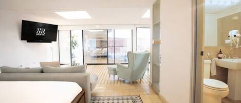 Iron/ironing board, free WiFi, bed sheets