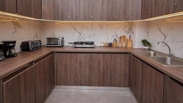 Fridge, microwave, oven, coffee/tea maker