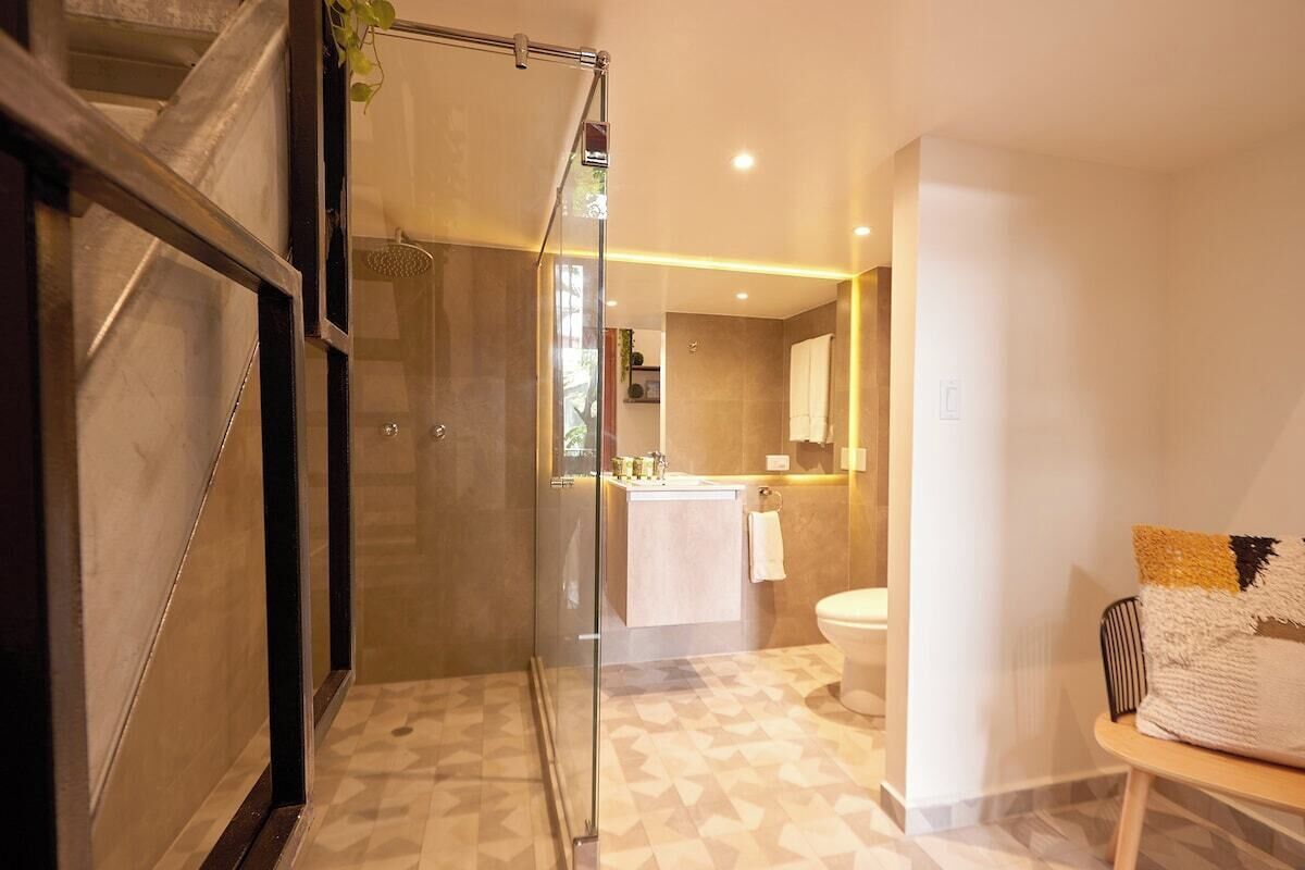 Shower, hair dryer, towels