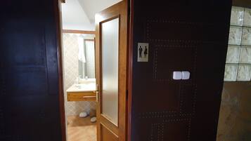 Ensemble douche/baignoire, sèche-cheveux, serviettes fournies, savon