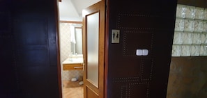 Combined shower/bathtub, hair dryer, towels, soap