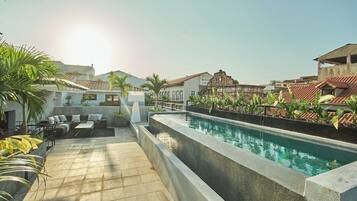 Una piscina con borde infinito, una piscina en la azotea