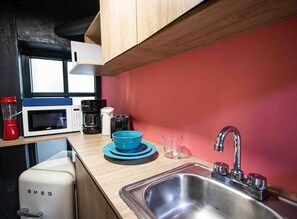 Geladeira, micro-ondas, cafeteira/chaleira, chaleira elétrica