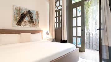 Tabla de planchar con plancha, wifi gratis y ropa de cama