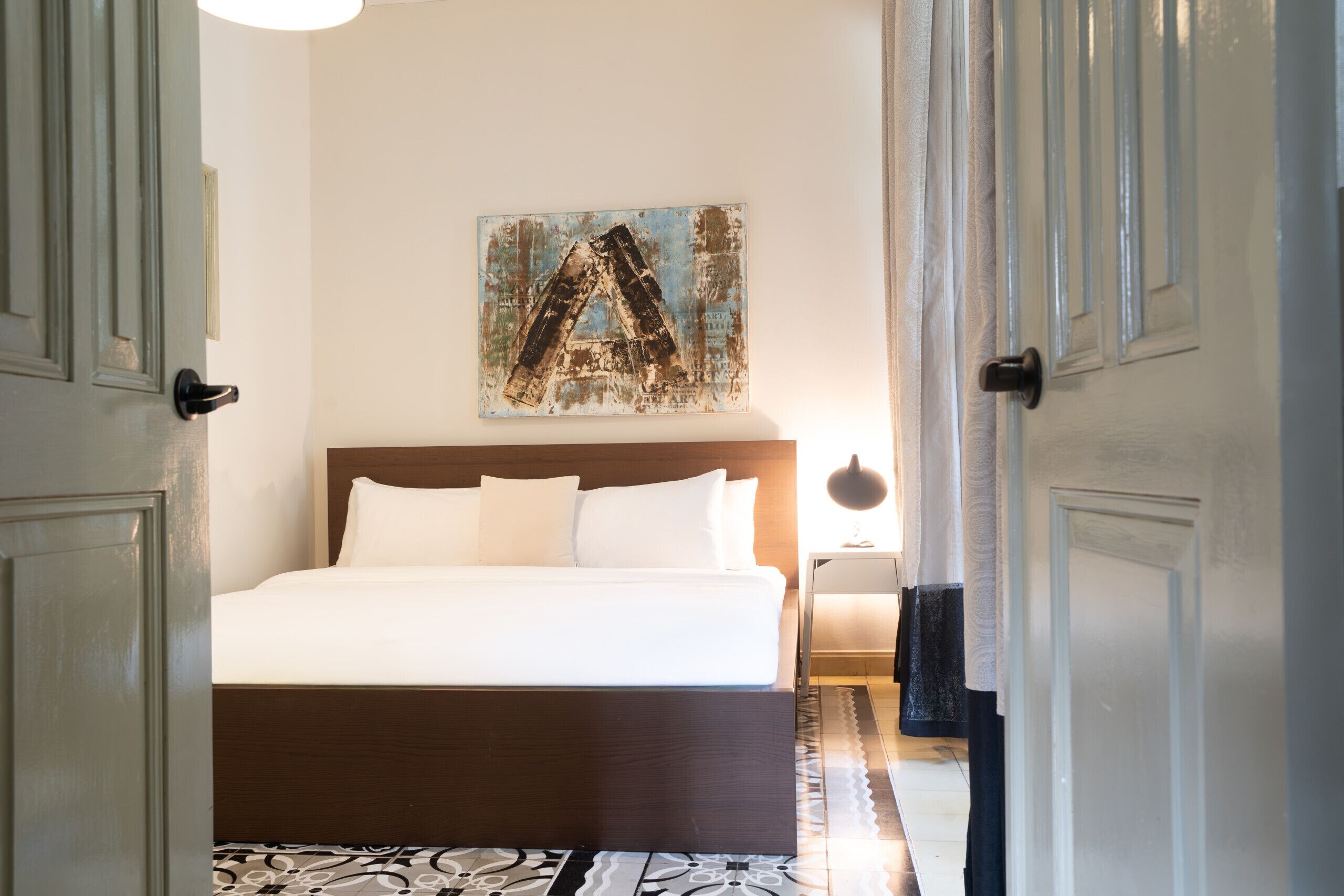 Tabla de planchar con plancha, wifi gratis y ropa de cama 