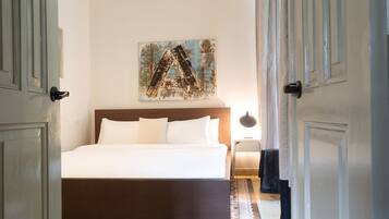 Tabla de planchar con plancha, wifi gratis y ropa de cama