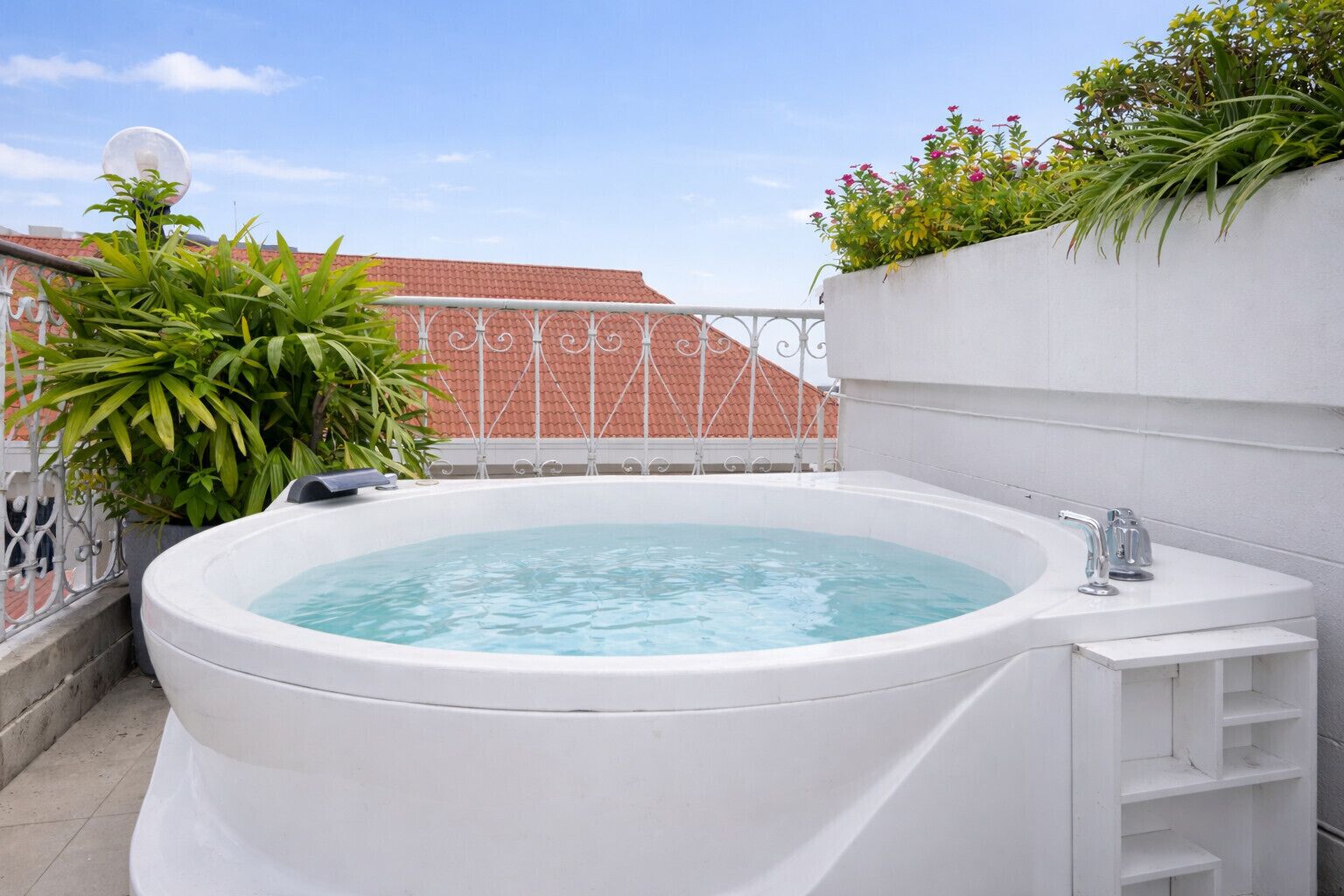 Tina de hidromasaje al aire libre