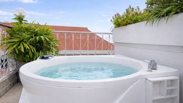 Tina de hidromasaje al aire libre