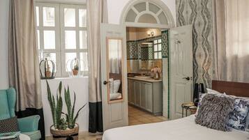 Tabla de planchar con plancha, wifi gratis y ropa de cama